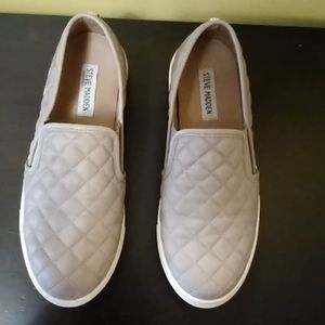 Ecentrcq Steve Madden sneaker in tan color size 9b